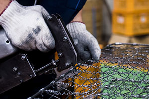 熟練の手作業で最高の寝心地をひとつひとつ編み上げます